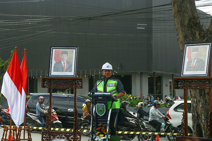 Gubernur Sumsel Herman Deru secara simbolis dengan mengunakan alat berat mengeruk tanah menandai grounbreaking pembangunan Fly Over Sekip Ujung.