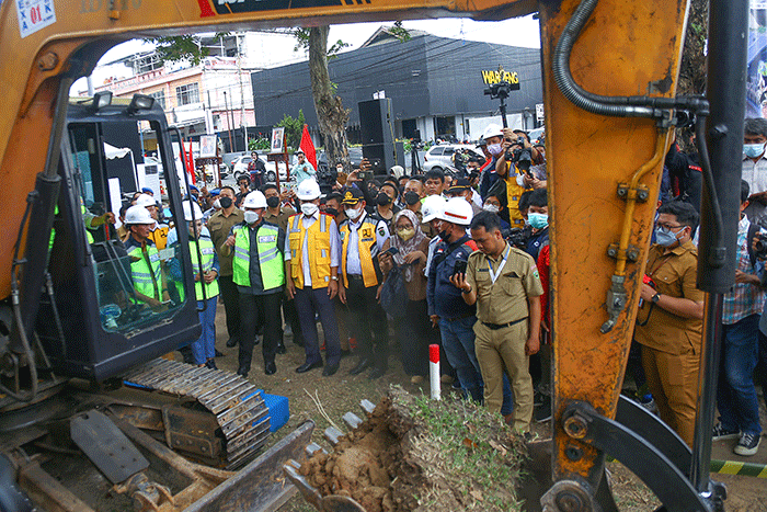 Gubernur Sumsel Herman Deru secara simbolis dengan mengunakan alat berat mengeruk tanah menandai grounbreaking pembangunan Fly Over Sekip Ujung.