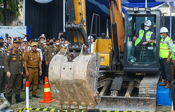 Gubernur Sumsel Herman Deru secara simbolis dengan mengunakan alat berat mengeruk tanah menandai grounbreaking pembangunan Fly Over Sekip Ujung.