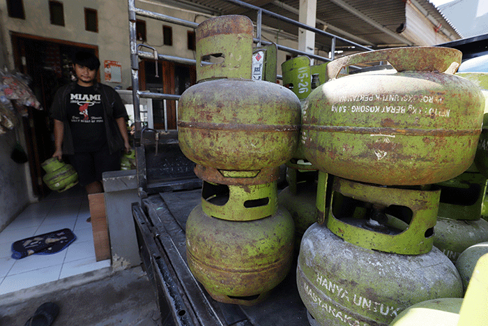 Pekerja menata LPG 3 Kg di kawasan Pedurenan, Kota Bekasi, Jawa Barat, Selasa (7/6/2022).