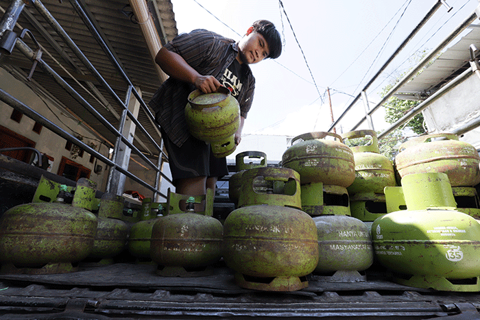 Pekerja menata LPG 3 Kg di kawasan Pedurenan, Kota Bekasi, Jawa Barat, Selasa (7/6/2022).
