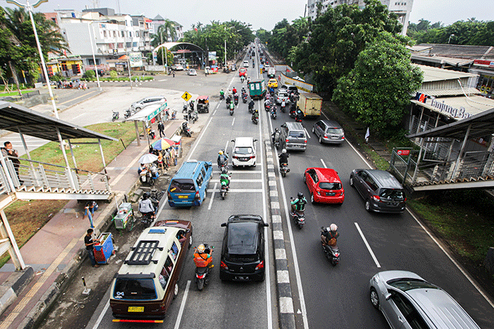 Aktivitas warga saat pulang kerja di Jembatan Penyeberangan Orang (JPO) Tanjung Barat, Jakarta Selatan, Selasa (7/6/2022).