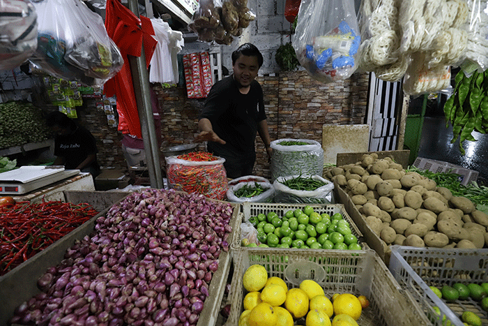 Pedagang melayani pembeli di Pasar Kecapi, Kota Bekasi, Jawa Barat, Selasa (7/6/2022).