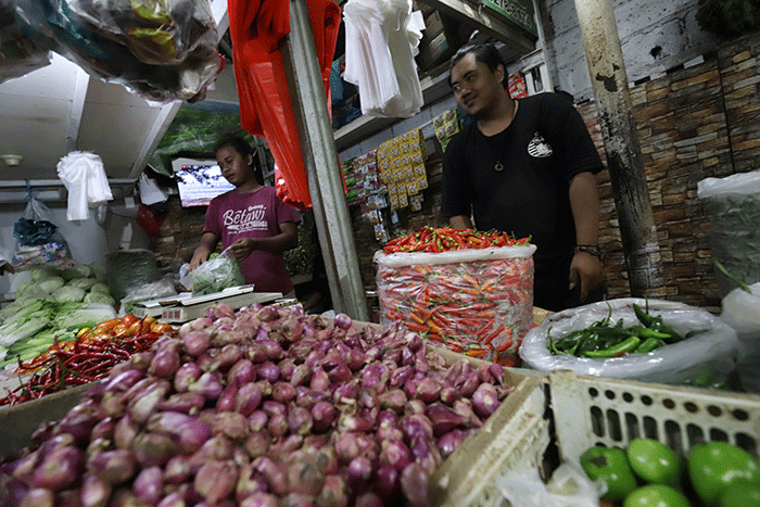 Pedagang melayani pembeli di Pasar Kecapi, Kota Bekasi, Jawa Barat, Selasa (7/6/2022).