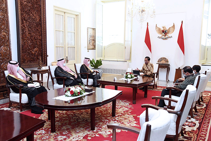 Presiden Joko Widodo menerima kunjungan kehormatan Menteri Luar Negeri (Menlu) Kerajaan Arab Saudi, Pangeran Faisal Bin Farhan Al Saud, di Istana Merdeka.