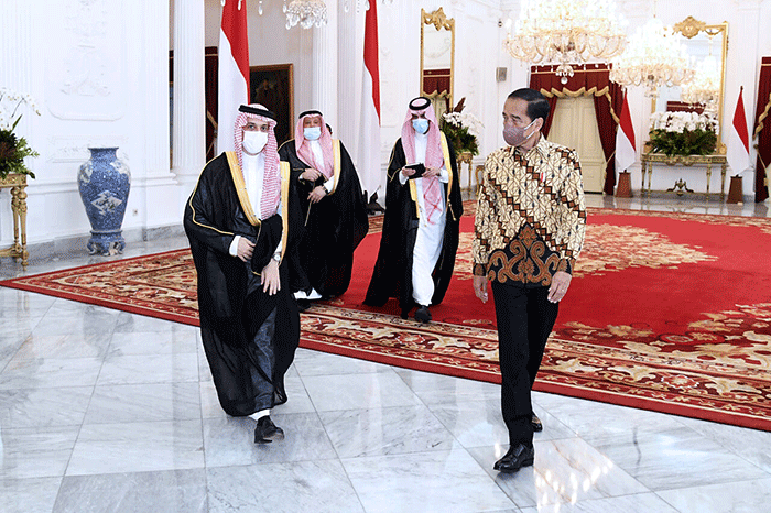 Presiden Joko Widodo menerima kunjungan kehormatan Menteri Luar Negeri (Menlu) Kerajaan Arab Saudi, Pangeran Faisal Bin Farhan Al Saud, di Istana Merdeka.
