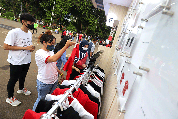 Penonton Indonesia Masters melihat booth penjualan Official Merchandise PBSI di kawasan Istora Senayan, Jakarta Pusat, Rabu (8/6/2022).