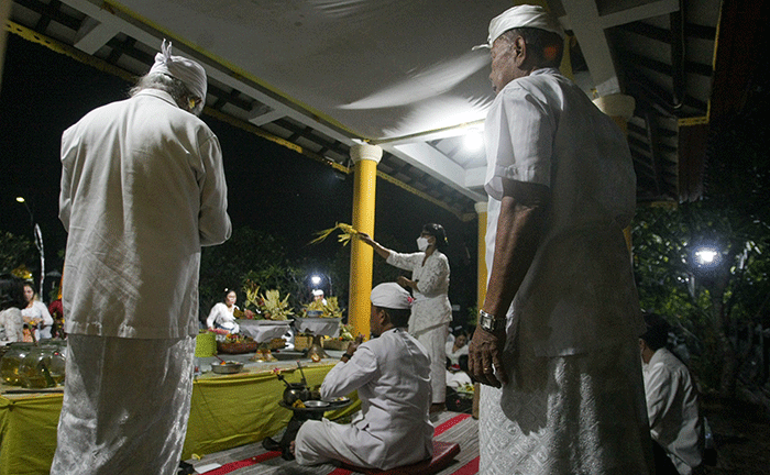 Ratusan umat Hindu khusyuk merayakan Hari Raya Galungan di Pura Agung Giri Natha, Semarang, Jawa Tengah, Rabu (8/6/2022).