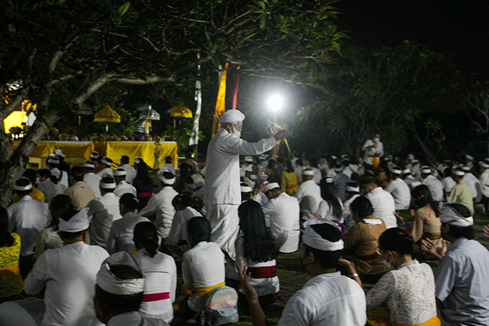 Umat Hindu Peringati Hari Raya Galungan Di Pura Agung Giri Natha Semarang