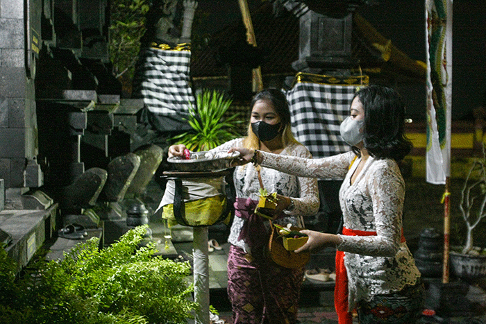Ratusan umat Hindu khusyuk merayakan Hari Raya Galungan di Pura Agung Giri Natha, Semarang, Jawa Tengah, Rabu (8/6/2022).