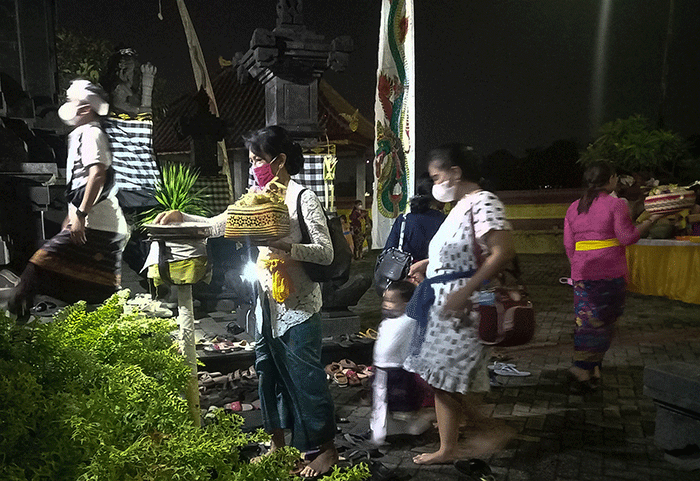 Ratusan umat Hindu khusyuk merayakan Hari Raya Galungan di Pura Agung Giri Natha, Semarang, Jawa Tengah, Rabu (8/6/2022).