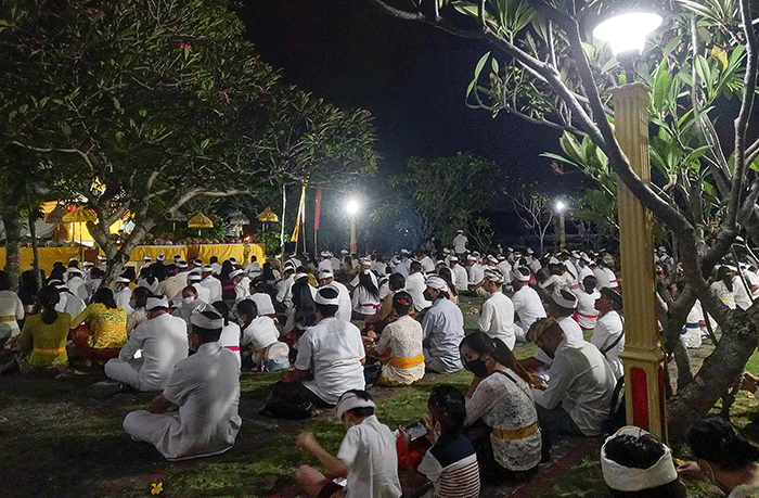 Ratusan umat Hindu khusyuk merayakan Hari Raya Galungan di Pura Agung Giri Natha, Semarang, Jawa Tengah, Rabu (8/6/2022).