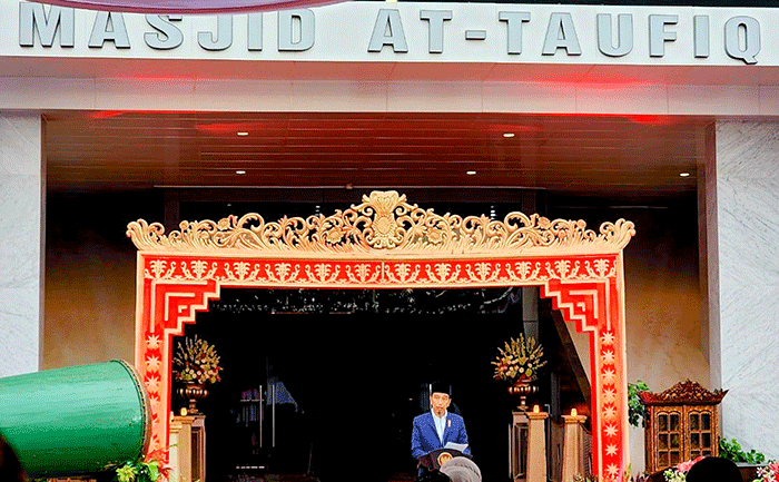 Presiden Joko Widodo didampingi Ketua Umum PDIP Megawati Soekarnoputri meresmikan Masjid At-Taufiq.