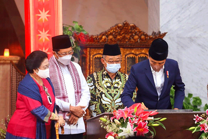 Presiden Joko Widodo didampingi Ketua Umum PDIP Megawati Soekarnoputri meresmikan Masjid At-Taufiq.