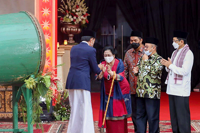 Presiden Joko Widodo didampingi Ketua Umum PDIP Megawati Soekarnoputri meresmikan Masjid At-Taufiq.