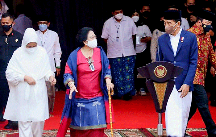 Presiden Joko Widodo didampingi Ketua Umum PDIP Megawati Soekarnoputri meresmikan Masjid At-Taufiq.