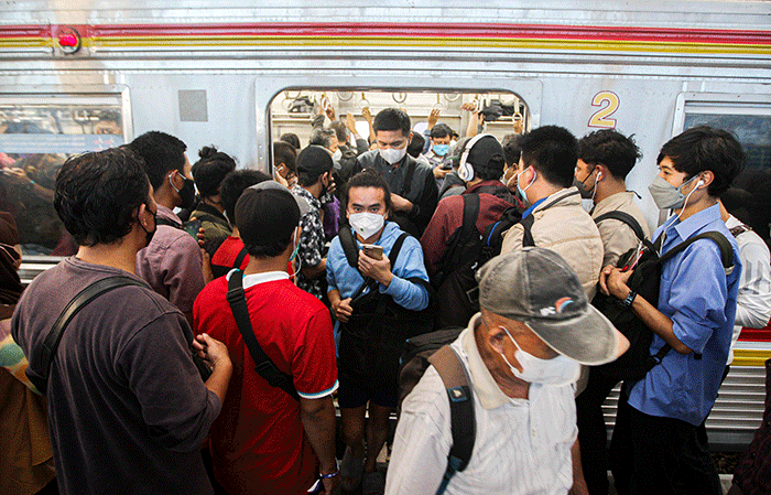 Suasana kepadatan penumpang kereta di Stasiun Manggarai, Jakarta Selatan, Rabu (8/6/2022).