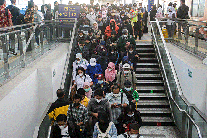 Suasana kepadatan penumpang kereta di Stasiun Manggarai, Jakarta Selatan, Rabu (8/6/2022).