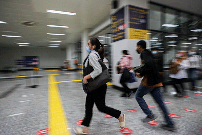 Suasana kepadatan penumpang kereta di Stasiun Manggarai, Jakarta Selatan, Rabu (8/6/2022).