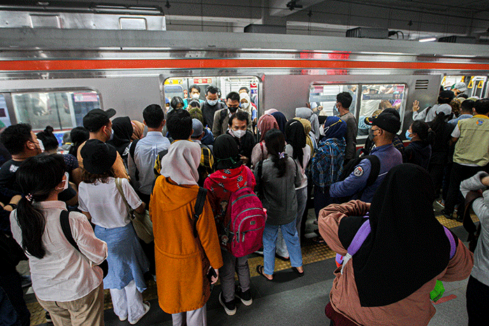 Suasana kepadatan penumpang kereta di Stasiun Manggarai, Jakarta Selatan, Rabu (8/6/2022).