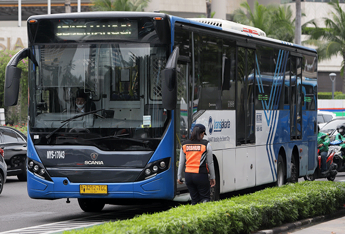 Penumpang berada didalam bus Transjakarta di kawasan Bundaran Hotel Indonesia, Jakarta, Rabu (8/6/2022).