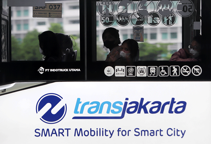Penumpang berada didalam bus Transjakarta di kawasan Bundaran Hotel Indonesia, Jakarta, Rabu (8/6/2022).