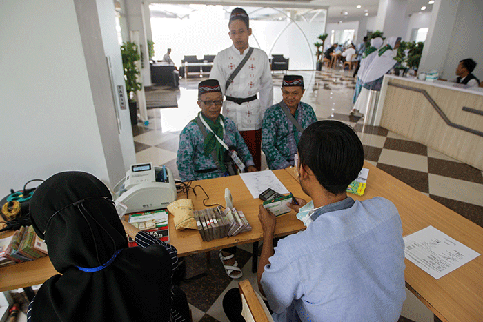 Petugas saat melayani penukaran mata uang Saudi Riyal untuk jamaah haji di Asrama Haji Pondok Gede, Jakarta Timur, Rabu (8/6/2022).