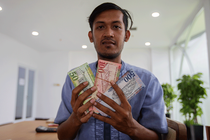 Petugas saat melayani penukaran mata uang Saudi Riyal untuk jamaah haji di Asrama Haji Pondok Gede, Jakarta Timur, Rabu (8/6/2022).