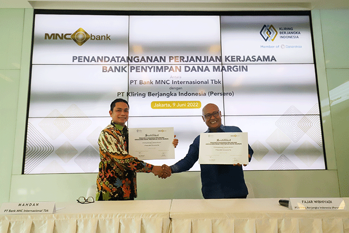 Direktur PT Kliring Berjangka Indonesia Fajar Wibhiyadi (kanan) dan Presiden Direktur MNC Bank Mahdan (kiri) berfoto usai melakukan penandatanganan MoU.