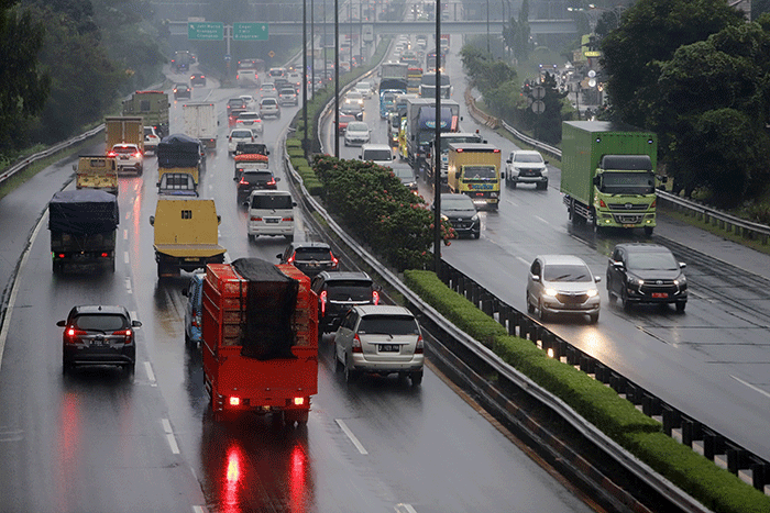 Pengendara melintas di jalan tol Jorr kawasan Jatiwarna, Kota Bekasi, Jawa Barat, Rabu (9/6/2022).