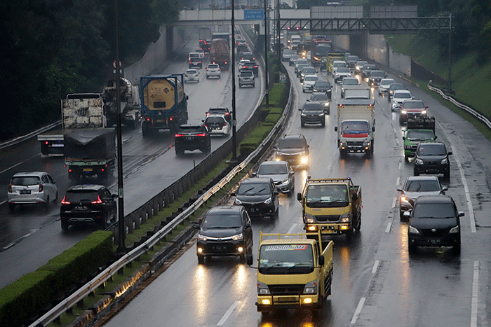 Pengendara melintas di jalan tol Jorr kawasan Jatiwarna, Kota Bekasi, Jawa Barat, Rabu (9/6/2022).