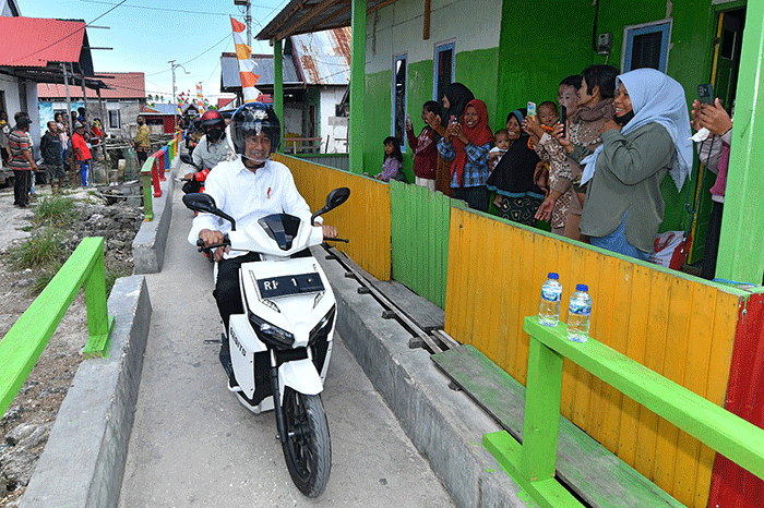 Presiden Joko Widodo dan Ibu Iriana Joko Widodo menaiki sepeda motor listrik saat kunjungan kerjanya di Kabupaten Wakatobi, Sulawesi Tenggara.