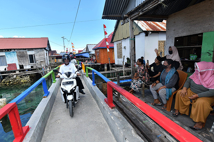 Presiden Joko Widodo dan Ibu Iriana Joko Widodo menaiki sepeda motor listrik saat kunjungan kerjanya di Kabupaten Wakatobi, Sulawesi Tenggara.