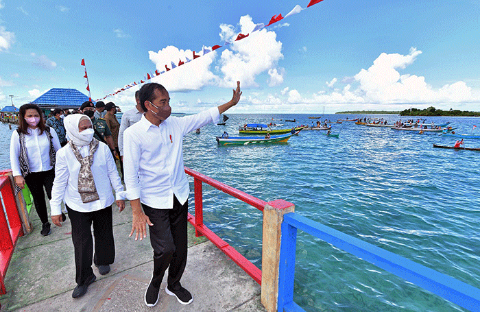 Presiden Joko Widodo dan Ibu Iriana Joko Widodo menaiki sepeda motor listrik saat kunjungan kerjanya di Kabupaten Wakatobi, Sulawesi Tenggara.