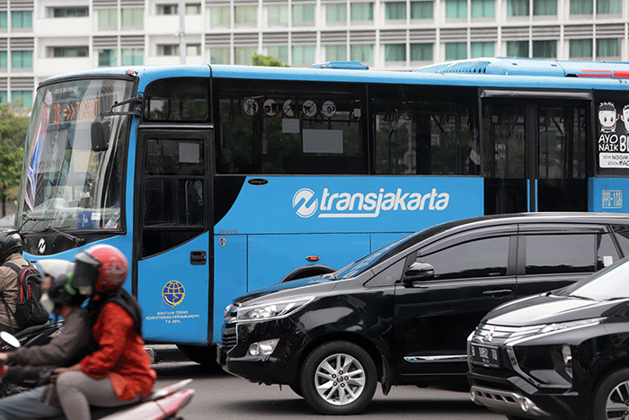 Bus Transjakarta melintas di kawasan Bundaran HI, Jakarta, Rabu (8/6/2022).