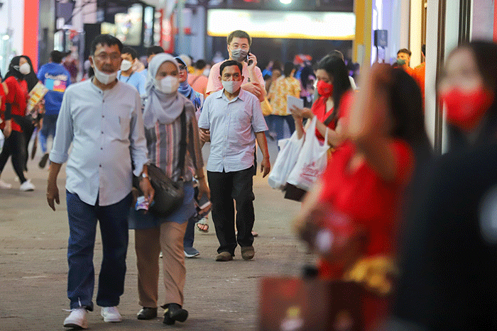 Pengunjung antre membeli tiket masuk Jakarta Fair 2022 atau Pekan Raya Jakarta (PRJ) di JIExpo Kemayoran, Jakarta Pusat, Jumat (10/6/2022).
