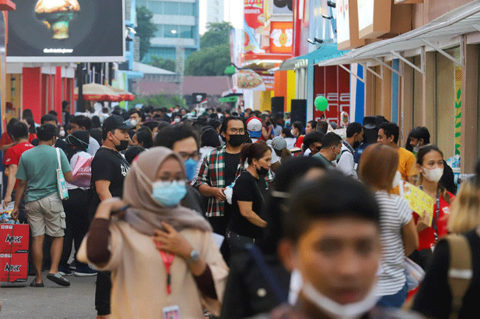 Pengunjung antre membeli tiket masuk Jakarta Fair 2022 atau Pekan Raya Jakarta (PRJ) di JIExpo Kemayoran, Jakarta Pusat, Jumat (10/6/2022).