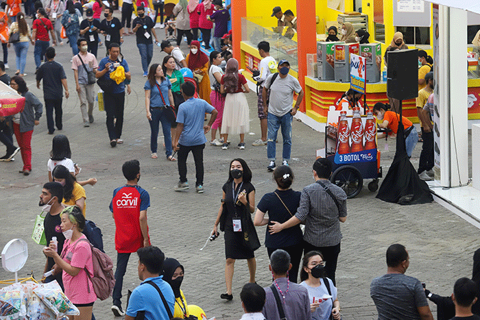 Pengunjung antre membeli tiket masuk Jakarta Fair 2022 atau Pekan Raya Jakarta (PRJ) di JIExpo Kemayoran, Jakarta Pusat, Jumat (10/6/2022).