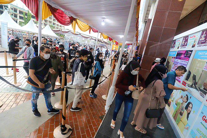 Pengunjung antre membeli tiket masuk Jakarta Fair 2022 atau Pekan Raya Jakarta (PRJ) di JIExpo Kemayoran, Jakarta Pusat, Jumat (10/6/2022).