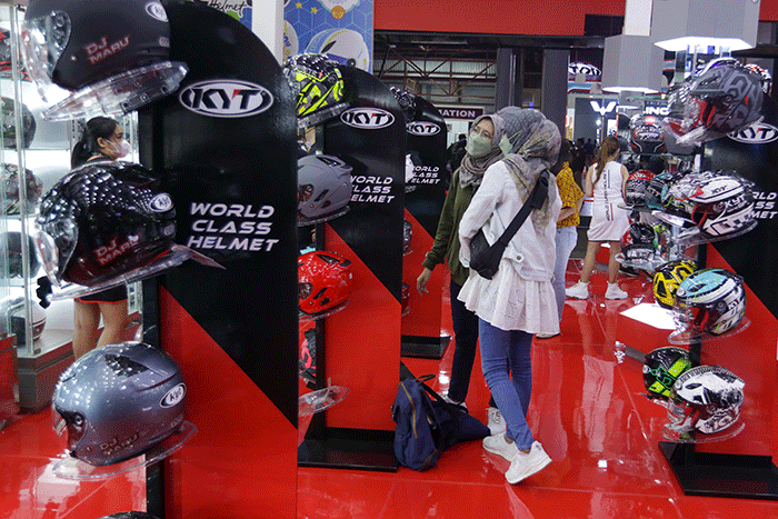 Pengunjung memilih barang yang dijual pada salah satu tenan dalam acara Jakarta Fair 2022 atau Pekan Raya Jakarta (PRJ) di JIExpo Kemayoran.