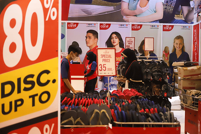 Pengunjung memilih barang yang dijual pada salah satu tenan dalam acara Jakarta Fair 2022 atau Pekan Raya Jakarta (PRJ) di JIExpo Kemayoran.