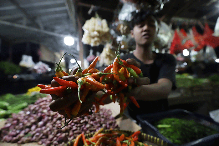 Pedagang menunjukkan cabai rawit merah di Pasar Kecapi, Kota Bekasi, Jawa Barat, Kamis (9/6/2022).
