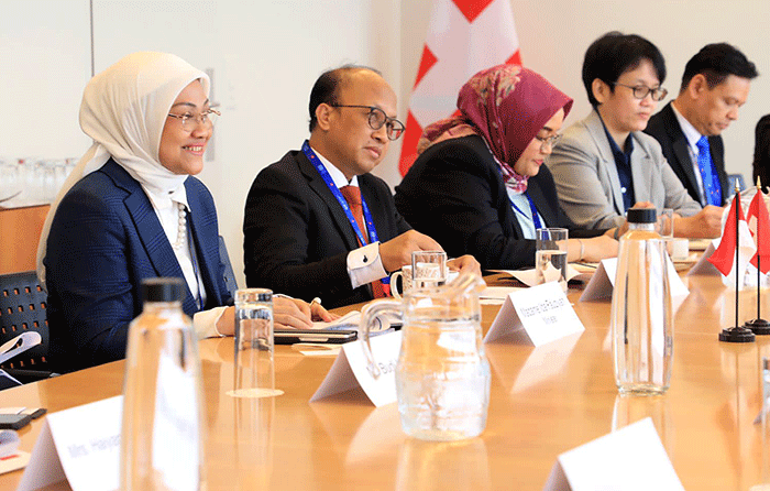 Menteri Ketenagakerjaan Ida Fauziyah melakukan pertemuan bilateral dengan Sekretaris Sekretariat Negara Bidang Ekonomi Swiss, Boris Zürcher.