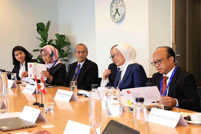 Menteri Ketenagakerjaan Ida Fauziyah melakukan pertemuan bilateral dengan Sekretaris Sekretariat Negara Bidang Ekonomi Swiss, Boris Zürcher.