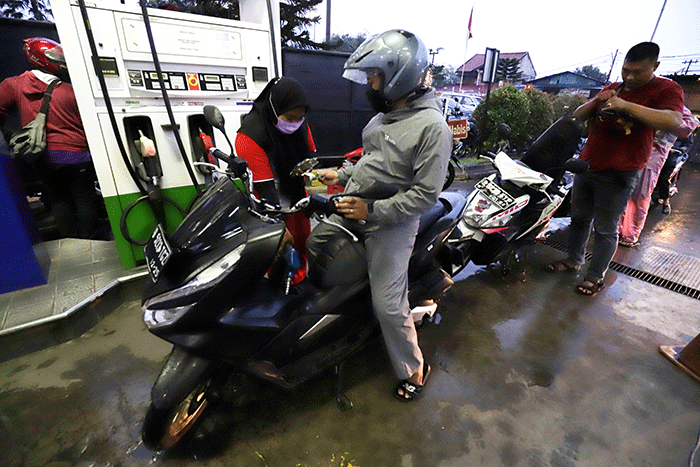 Pengendara mengisi bahan bakar minyak (BBM) di SPBU Jalan Raya Hankam, Kota Bekasi, Jawa Barat, Kamis (9/6/2022).