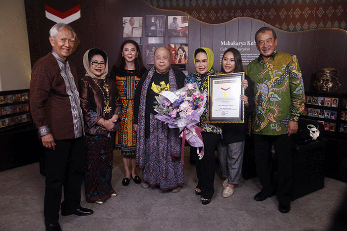 Pendiri Museum Rekor Dunia-Indonesia (MURI) Jaya Suprana (kiri) menganugerahkan rekor MURI kepada Hetty Koes Endang.