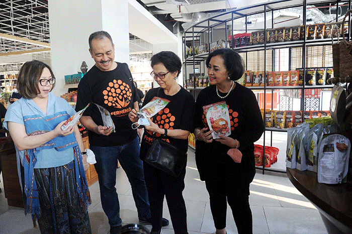 Ketua Koperasi Fermenusa Nina Akbar Tandjung bersama Perwakilan Koperasi Fermenusa Bambang Britono dan Tetty Sihombing mengunjungi gerai UMKM Sarinah.