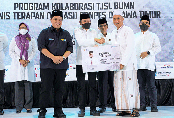 Direktur SDM dan Umum SIG, Agung Wiharto (ketiga kiri) bersama Menteri BUMN, Erick Thohir menyerahkan bantuan alat pembelajaran kepada ustadz M. Zaenal Arifin.
