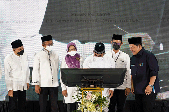 Direktur SDM dan Umum SIG, Agung Wiharto (ketiga kiri) bersama Menteri BUMN, Erick Thohir menyerahkan bantuan alat pembelajaran kepada ustadz M. Zaenal Arifin.