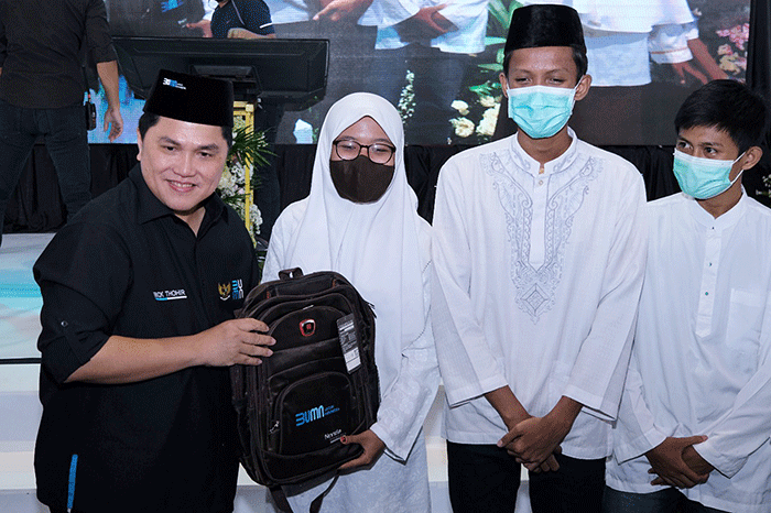 Direktur SDM dan Umum SIG, Agung Wiharto (ketiga kiri) bersama Menteri BUMN, Erick Thohir menyerahkan bantuan alat pembelajaran kepada ustadz M. Zaenal Arifin.